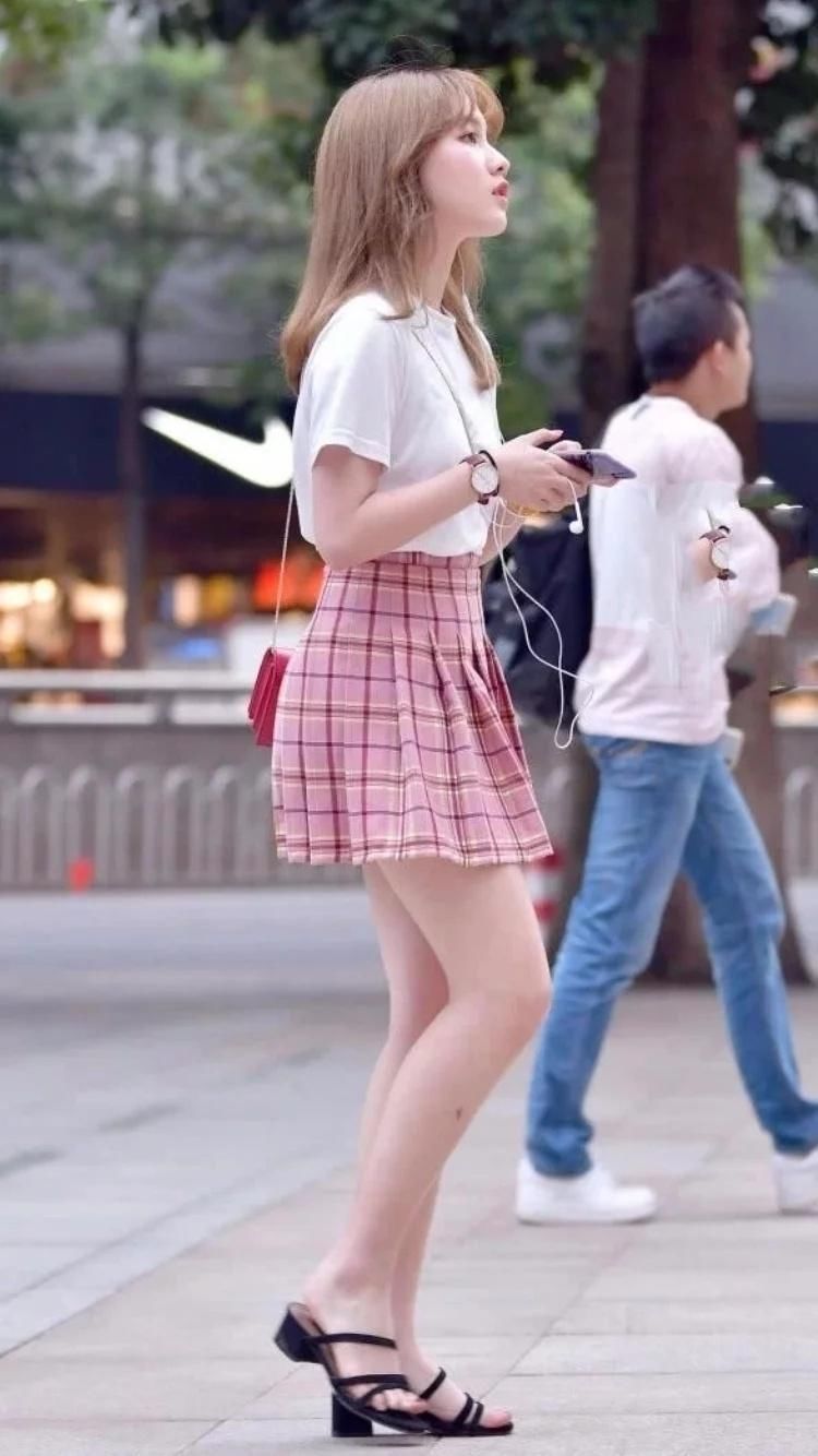 武汉街拍:小姨子穿着条纹裙走起来更显稚嫩，拥有性感白皙的美腿