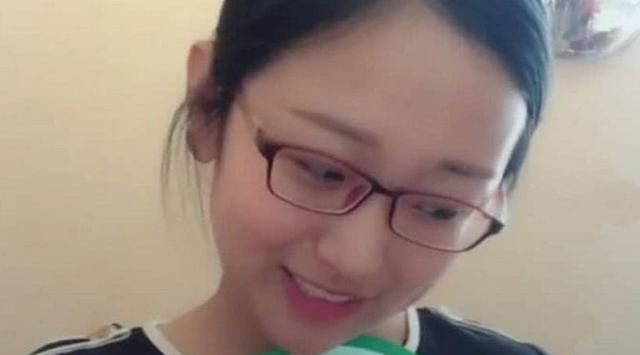 网红“西瓜妹”丑照门发酵，现出来回应此事，网友：我娶你做老婆