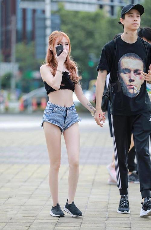 街拍: 图2美女上衣只遮重点, 网友:妹妹,你男朋友心真大!