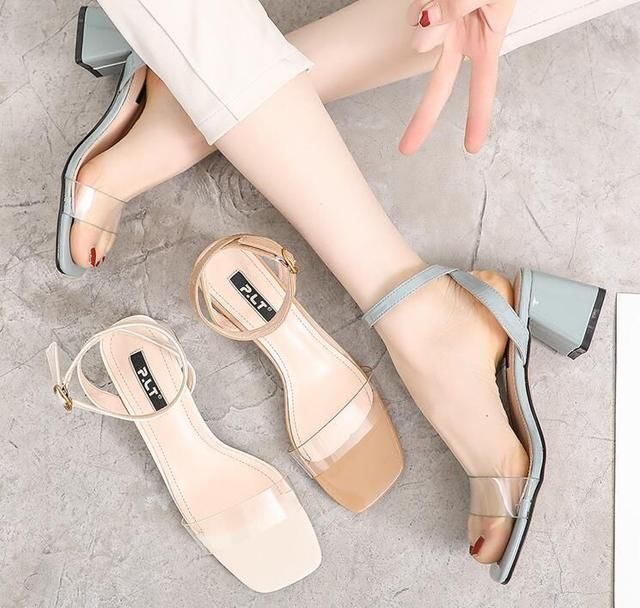 一字扣凉鞋，透明的性感脚丫