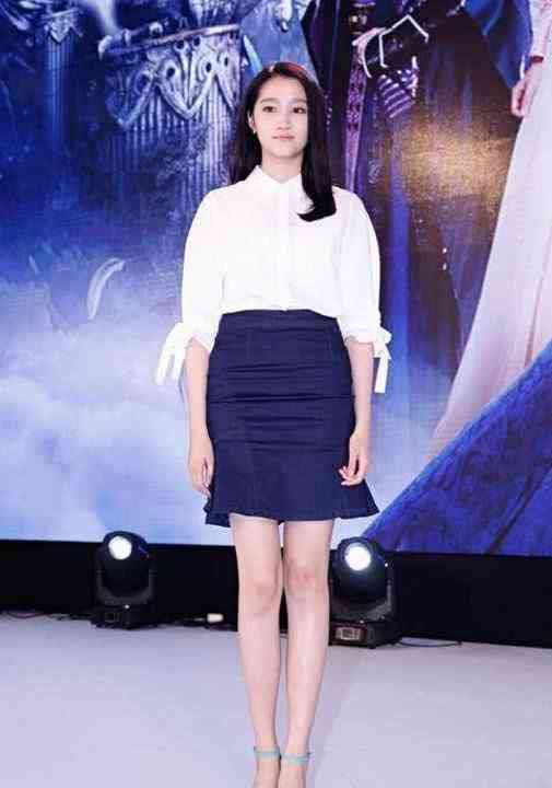 关晓彤站姿堪称一绝!双腿间距几乎为零，网友:难怪鹿晗会喜欢