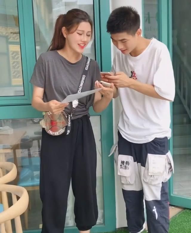  王道@街头又火了一款裤子，叫“四袋裤”，潮归潮，但却意外很显