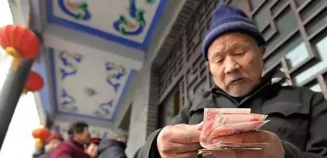 缴满15年社保后, 能拿到多少养老金? 算完就笑哭了......