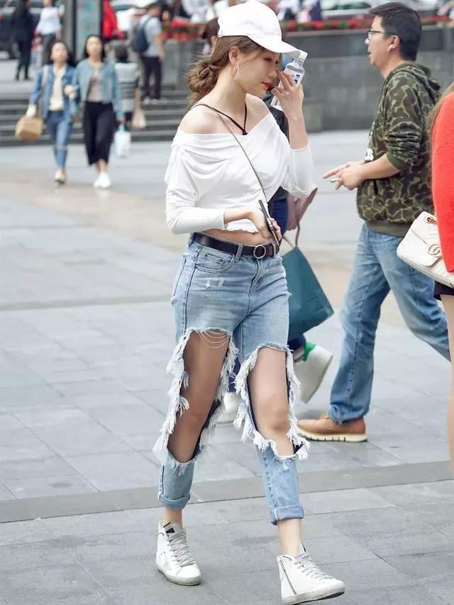 街拍：小姐姐不仅身材迷人，而且既有潮流感还略带一点文雅感！