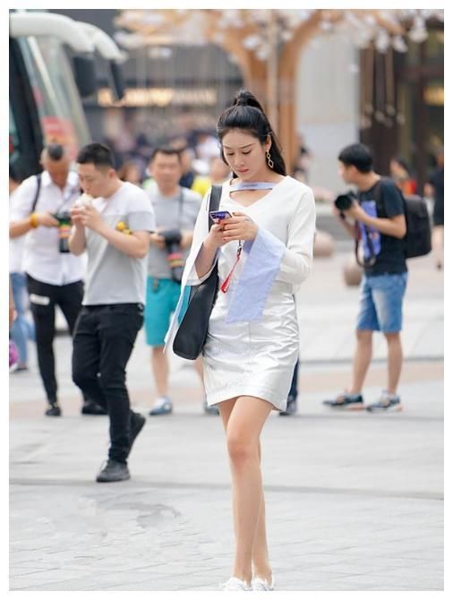 街拍:图九穿露脐装，传说中的“A4腰”，终于见识到了!