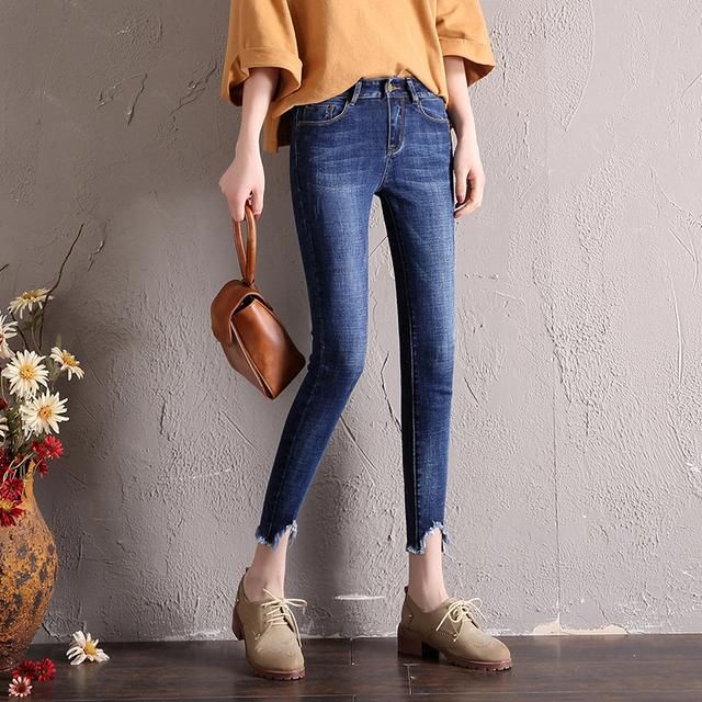 最经典的搭配莫过于卫衣加上牛仔裤了，你可以尝试一下