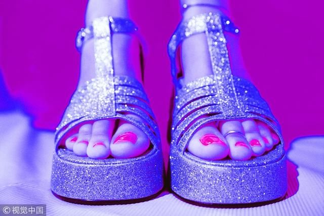 女孩看进来！这4类鞋别穿了 第2种比高跟鞋还伤脚