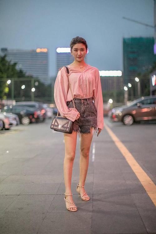  「轻松」街拍时尚潮人穿搭，暗色的情侣装高级冷艳感，黑白休闲风轻松时髦