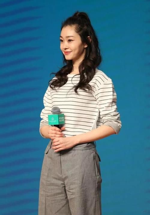  扎苹果头@“丸子头”已失宠！现在流行男女通吃的“苹果头”，减龄显脸小