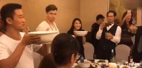 #娱乐圈中#沈腾和吴京喝酒,三杯就被放倒,网友:看来他没听过娱乐圈二不要