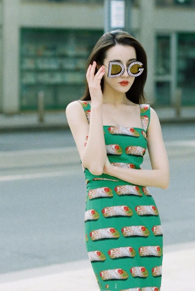 热巴把易拉罐当鞋穿，网友呼:怎么走路?