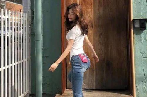 路人街拍：紧身裤搭配粉色吊带装的小姐姐，婀娜体态很养眼