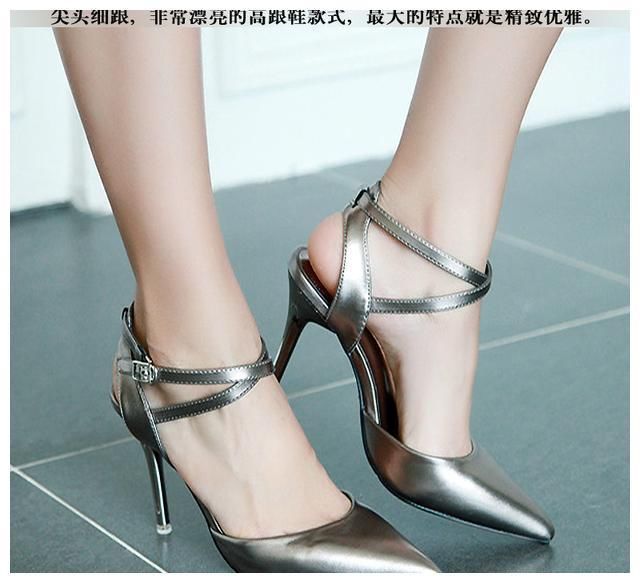 尖头细高跟，白色系带高跟鞋，最适合与热裤搭配！