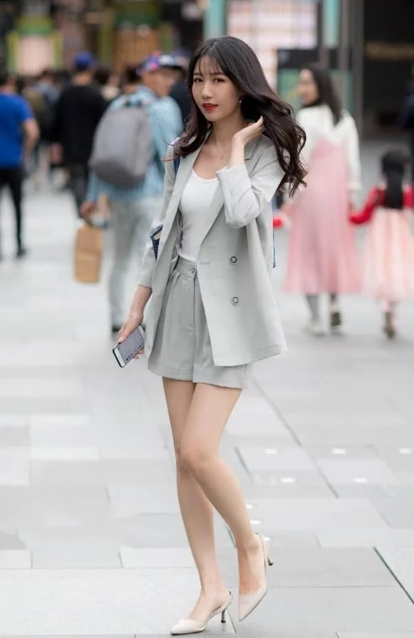 身材|街拍:紧致身材的小姐姐,简约而不简单,令人赏心悦目