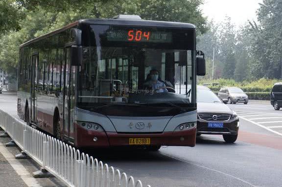 一趟2元！公交车明明不赚钱，为什么从早到晚一直跑？终于明白了