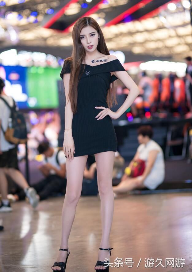 黑色连衣裙却惹肥宅遐想 这一届的showgirl穿着依旧给力