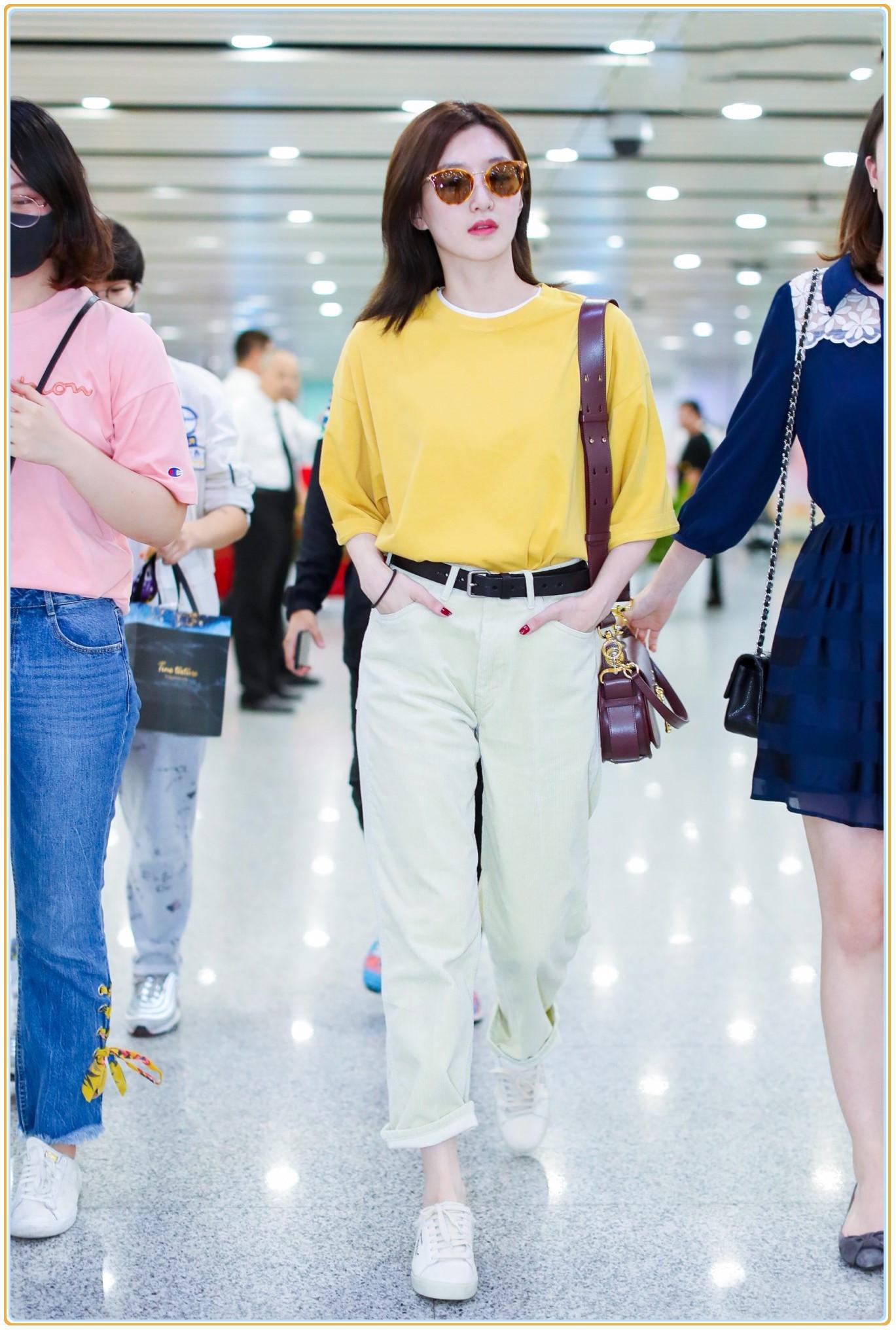 当江疏影和陈瑶同穿亮黄色上衣，才知道熟女和少女的差距有多大！