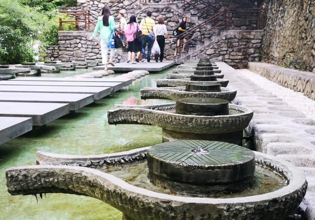 峨眉山的“姊妹山”，藏有世界第一瀑布温泉，景色美不胜收