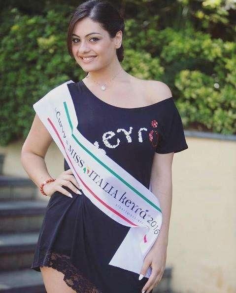 150斤欧美大码模特，身材傲人曲线匀称，网友：肉长对了地方！