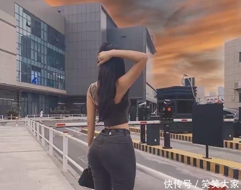 『 欧美』感受到欧美式的身材比例,健身网红与紧身牛仔裤结合