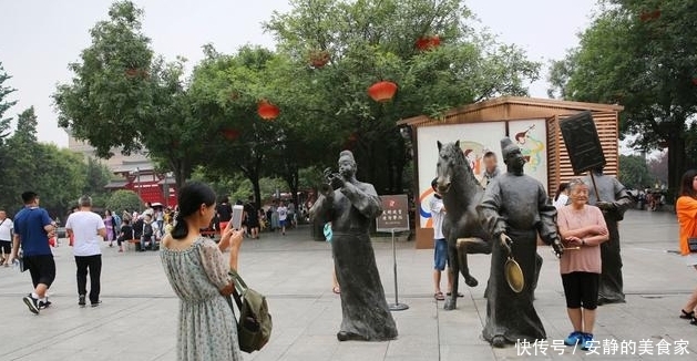 游客攀爬景区雕塑拍照,保安喊话劝告无效,沉默地递上一牌子