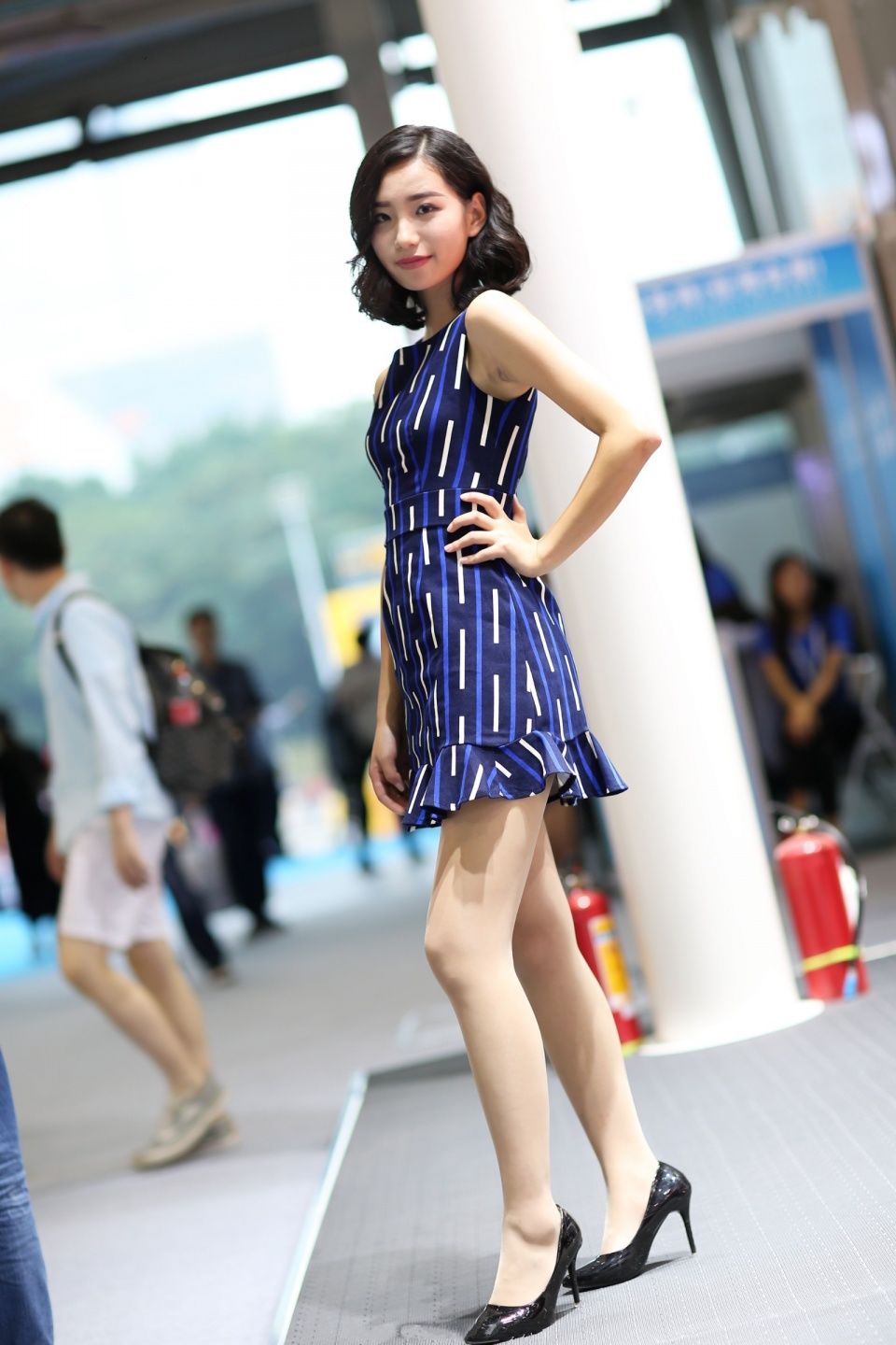 街拍联盟：气质绝佳的精致女人，短发和肉丝更配哦