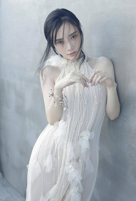 李小璐在手上戴树枝，看着廉价却好看，想问：扎在手上不会疼吗？