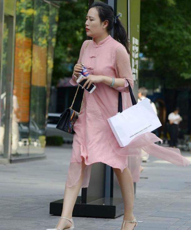 『美女』街拍：秀丽端庄的美女，一件枣红色的蕾丝连衣裙，时尚大方气质