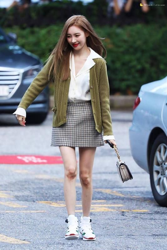 李宣美只是穿了一件半裙，小短腿立即消失，不愧为韩国第一美腿