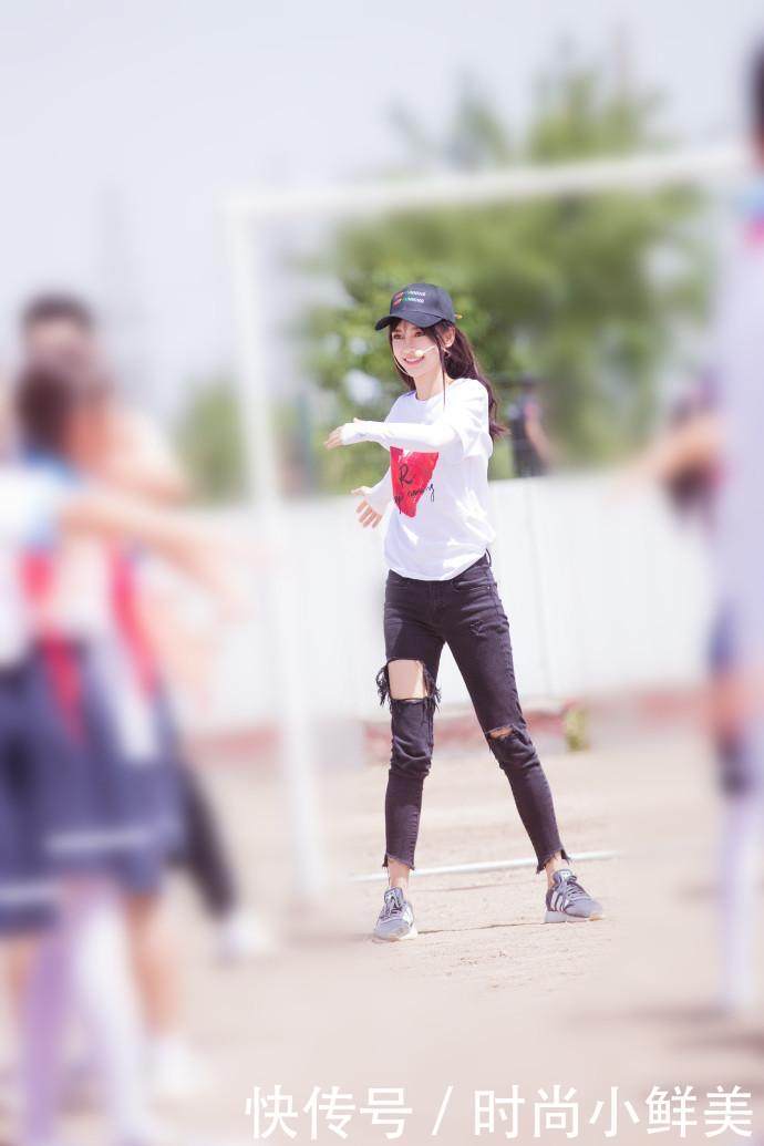 杨颖真只有168？穿高腰裙搭T恤秀腿，网友：这腿比P过的还美