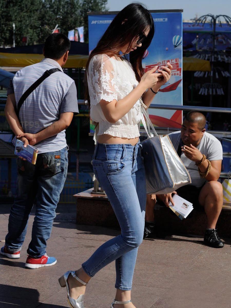 街拍:紧身牛仔低腰裤美女，包裹出纤细的小蛮腰