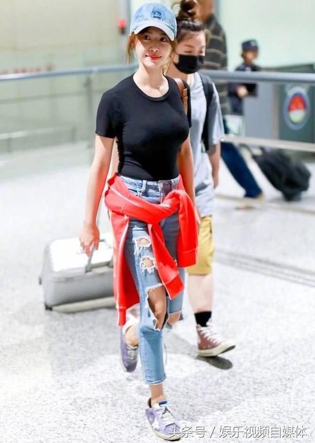 蔡依林亮相机场，紧身衣看起来很普通，没想到后面让人看呆了！