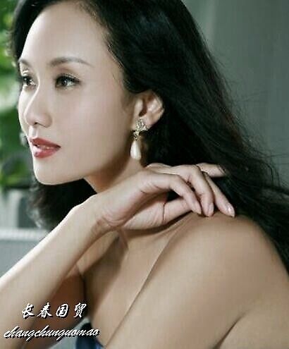 如今:她17岁模特身份出道,曾是内地最红的挂历女郎,如今52岁风韵犹存