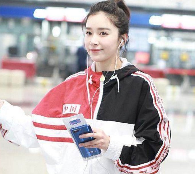 佟丽娅撞衫阚清子，差距一目了然，没佟丽娅腿别把运动短裤当热裤