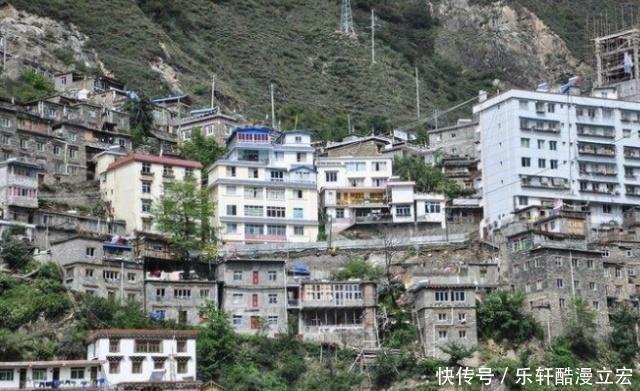 中国最神奇的县城,建立在悬崖上,全城仅一条主街道,想掉头都难