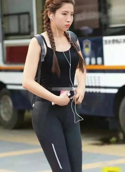 微胖妹子穿打底裤，潮范满满，修身显瘦