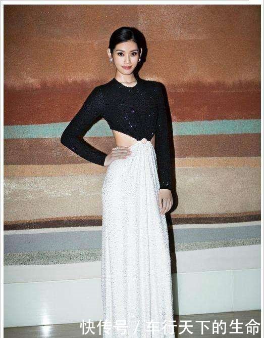 奚梦瑶真能作! 穿高跟鞋还裹一层塑料膜, 网友: 浓浓的臭脚丫味!