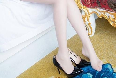 尖头细跟简单却不失细节感，日常和休闲搭配都很合适