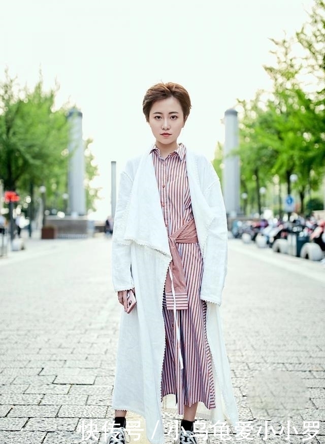 「动人」街拍:女神范的小姐姐,身材紧致动人,让人难忘