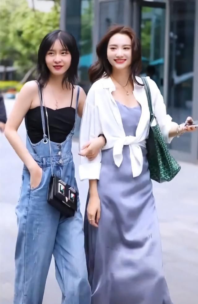  闺蜜@好闺蜜逛街购物比美，一个像夏季，一个像秋季，网友：成人才没选！