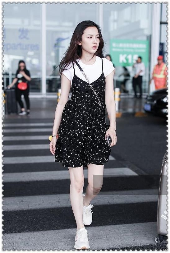 看了宋祖儿膝盖,再看看欧阳娜娜,网友:真是没有对比就没有伤害