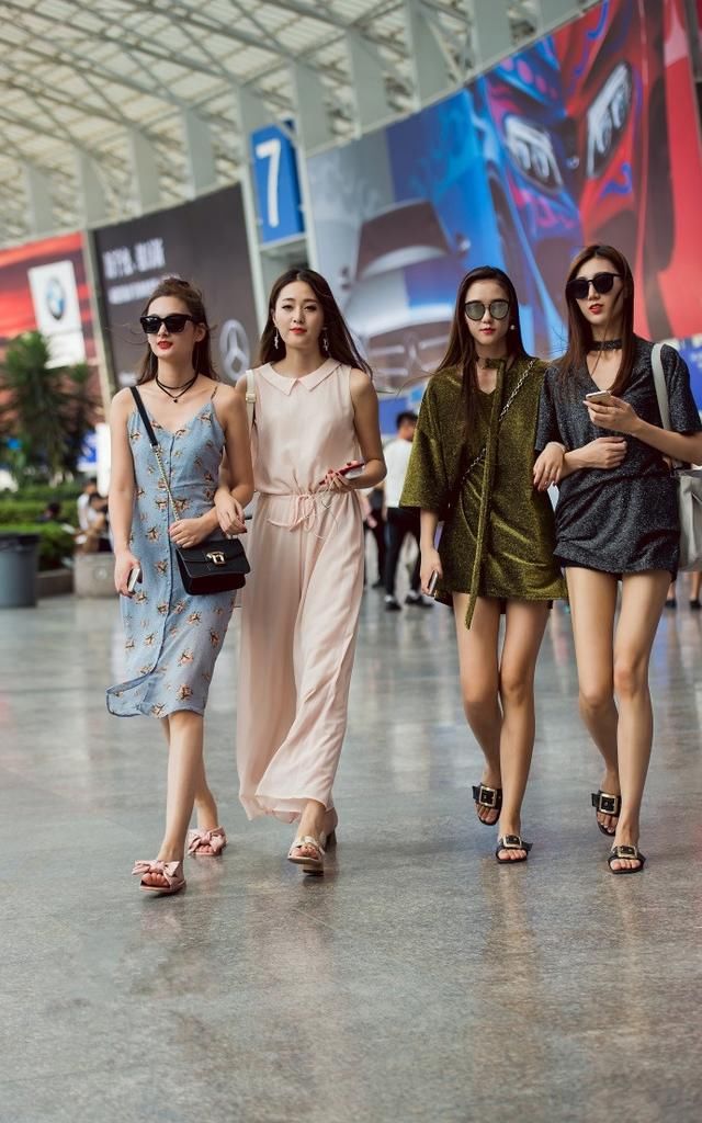 路人街拍，一件别致的连衣裙，就能让你美若天仙!