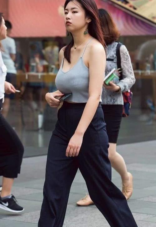 素人街拍: 小姐姐身材火爆, 抹胸装展现独特女人魅力