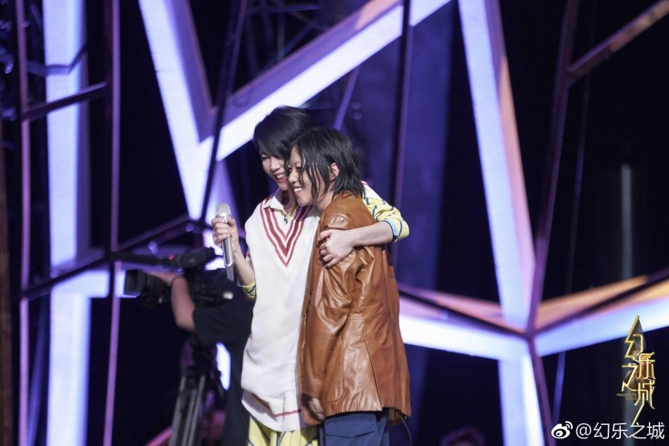 王菲窦靖童终于同台了!娱乐圈最有个性的母女，妈妈美呆女儿酷帅