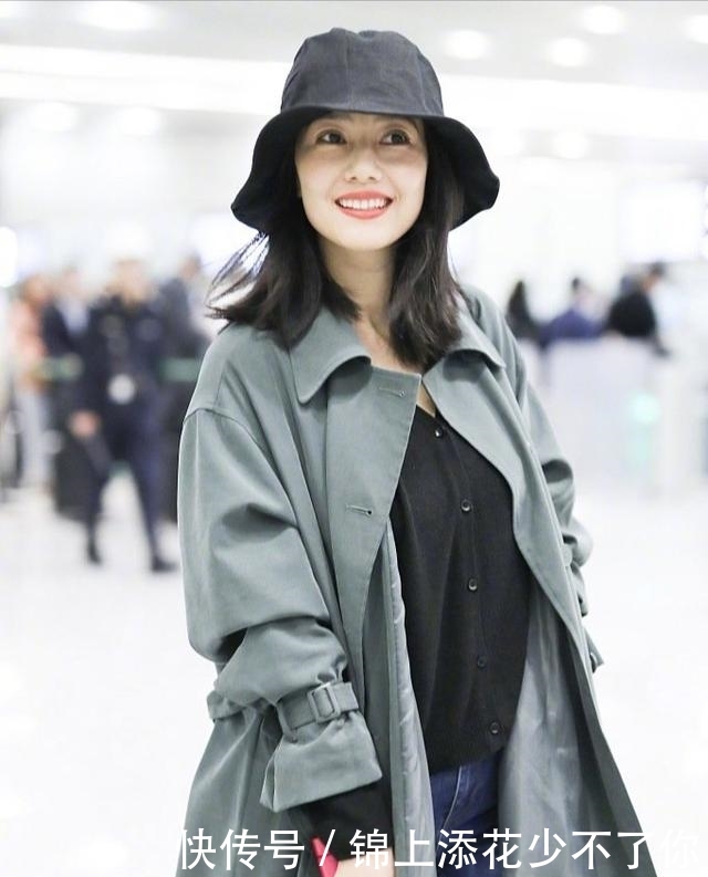  气质■高圆圆的小女人穿搭，深色大衣超显气质，轻松迷倒小五岁老公