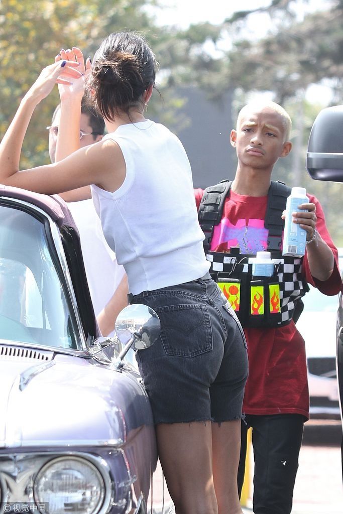 友情疗伤法？肯达尔带好基友兜风似散心  与贾登史密斯街头热拥