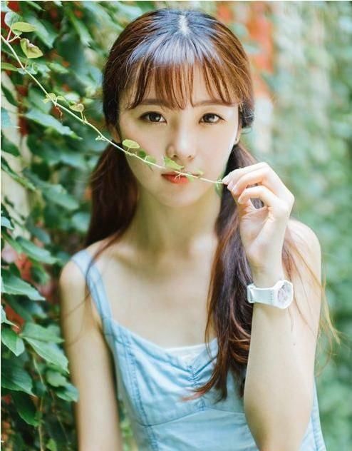 「女生」长头发带头帘的烫发,女生卷烫头发,美味十足不显老气