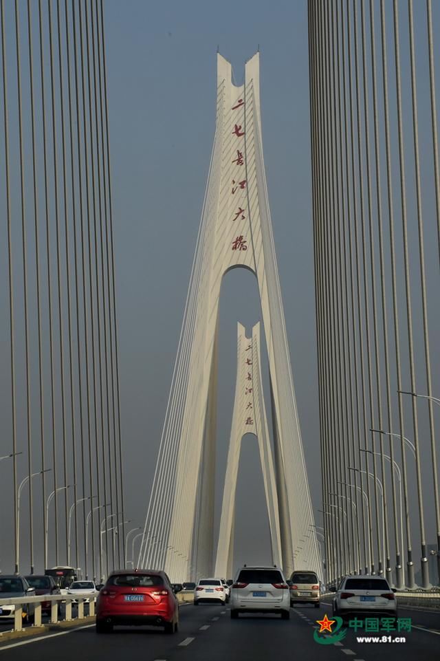 北高速收费站@江城?重启丨解放军报记者全景记录武汉“解封”