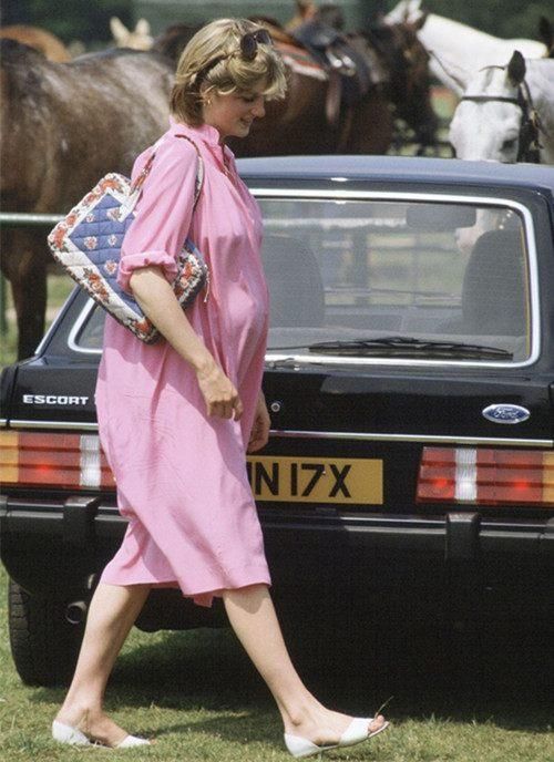 各国王妃怀孕照:戴安娜圆润富态恰到好处，夏琳王妃露白皙美腿!