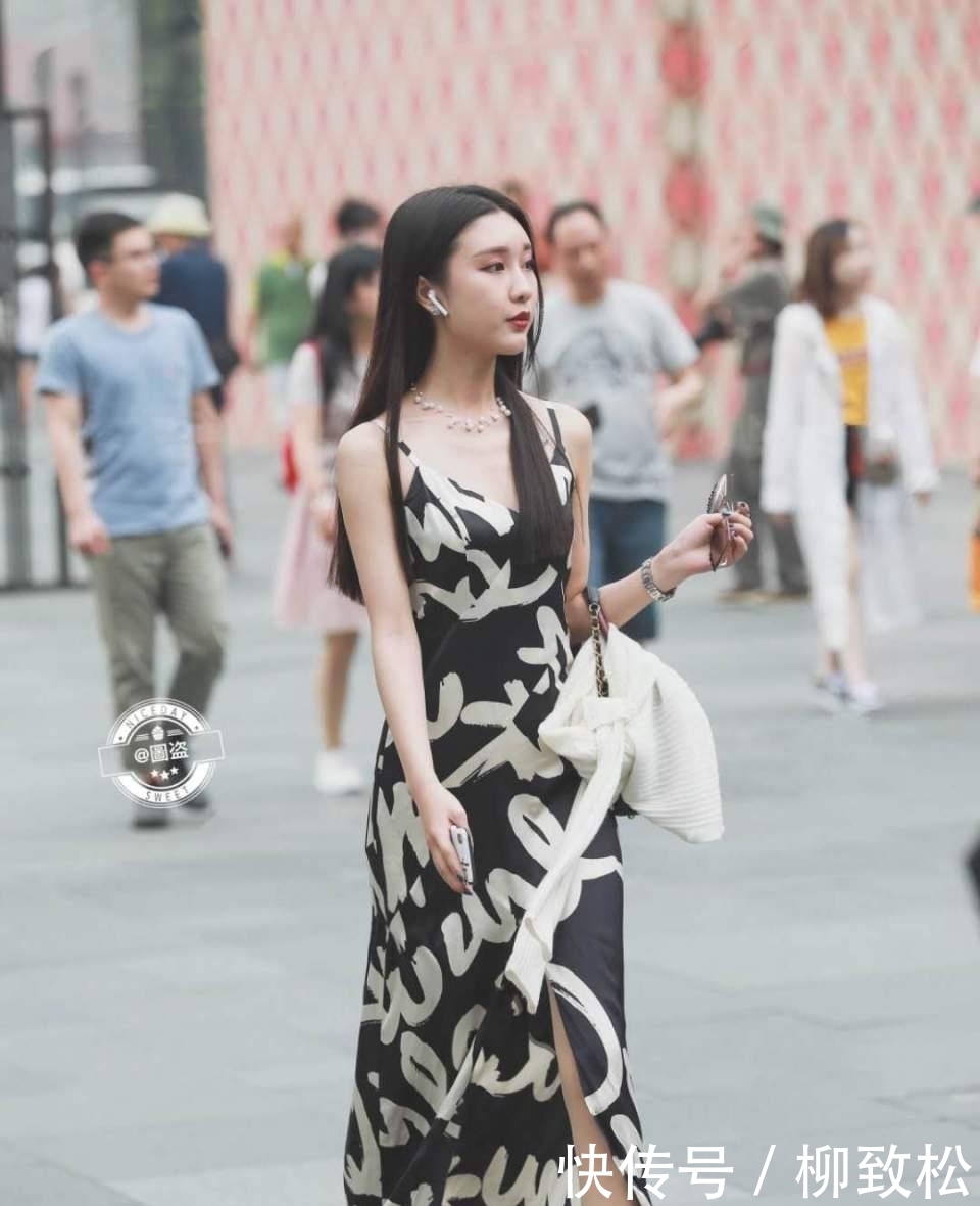  好身材■街拍：好身材的小姐姐把连衣裙穿出个性，也穿出了万种风情！